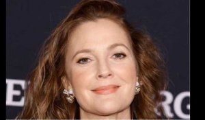 Drew Barrymore ressent sa première bouffée de chaleur en direct