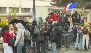 Retraites : des élèves bloquent l'entrée d'un lycée à Paris