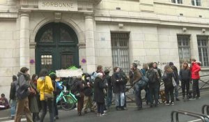 Retraites : des étudiants bloquent l'entrée de la Sorbonne à Paris