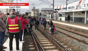 VIDÉO. À la gare SNCF d’Ancenis, les manifestants bloquent la voie ferrée.