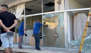 Des Israéliens constatent les dégâts matériels après des roquettes tirées du Liban
