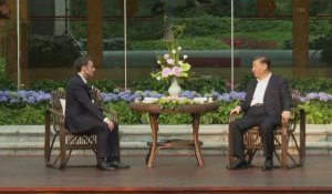 Macron prend le thé avec Xi au dernier jour de sa visite en Chine