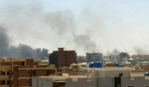 Soudan: volutes de fumée dans le ciel de Khartoum où les combats font rage