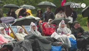 VIDÉO. Couronnement de Charles III : la foule suit la cérémonie sur des écrans géants, sous la pluie