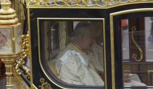 Le roi Charles III à bord du carrosse royal sur le Mall le jour de son couronnement