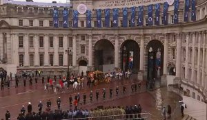 Le roi Charles III et la reine Camilla en calèche le long de Whitehall