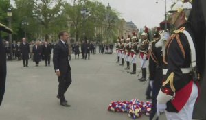 Cérémonie du 8 mai: Emmanuel Macron devant la statue du général de Gaulle (2)