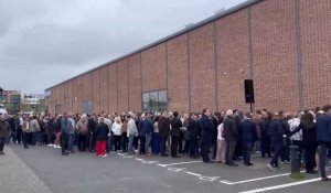 Au Havre, des militants attendent de rentrer au Carré des Docks