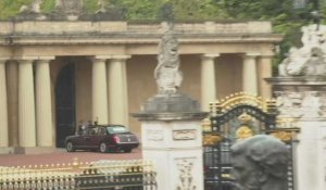Le roi Charles III arrive en voiture à Buckingham Palace avant le couronnement