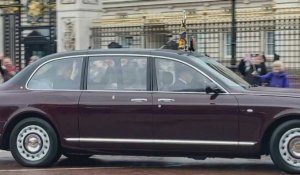 Le roi Charles III et la reine Camilla quittent le palais de Buckingham