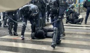 1er-Mai: tensions à Paris, charge des CRS sur le boulevard Voltaire