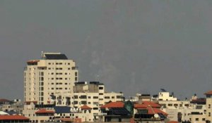 Volutes de fumée dans la bande de Gaza après des tirs de roquettes en direction d'Israël
