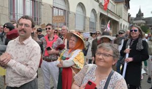 "Vraie fausse manifestation de droite" à La Baule contre les inégalités sociales