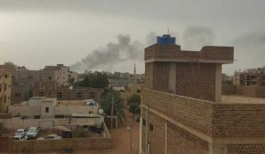 Colonne de fumée au dessus de Khartoum où les combats continuent