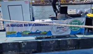 La barge de SMEDAR ramasse chaque jour les déchets des marins. Pierre-Yves Girardet, directeur Blue line logistics présente l'embarcation