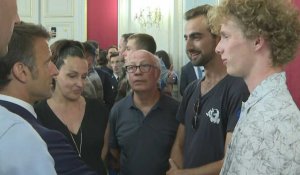 Macron rencontre les "héros" qui ont pourchassé l'assaillant d'Annecy