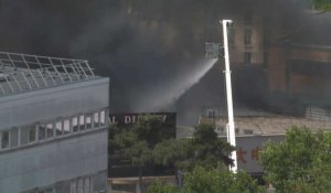 Un entrepôt en feu à Aubervilliers (Seine-Saint-Denis), près de Paris