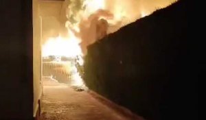 Une habitation et des garages ravagés par les flammes à La Chapelle-Saint-Luc