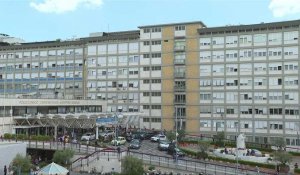 Images à l'extérieur de l'hôpital de Rome où le pape François va être opéré