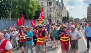 Les manifestants descendent l'avenue d'Arches à Charleville-Mézières