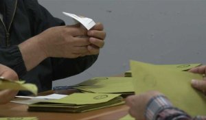 Elections en Turquie: à Istanbul, le décompte des bulletins commence (2)
