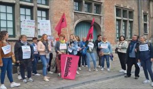 Des animateurs péri-scolaires manifestent devant la mairie de Bailleul