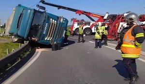 Méteren : un camion couché au fossé au rond-point juste après la sortie d'autoroute