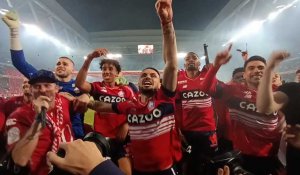 Les joueurs du LOSC fêtent leur victoire avec les supporters