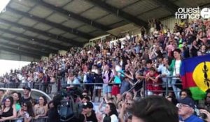 VIDÉO. Les footballeurs concarnois fêtés par leurs supporters au stade Guy-Piriou