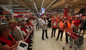 Manifestation de soutien en chanson pour Thomas, le salarié licencié car il chante trop fort, par Auchan Louvroil
