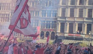 Les joueurs de l'Antwerp fêtent le titre dans le centre d'Anvers avec leurs supporters