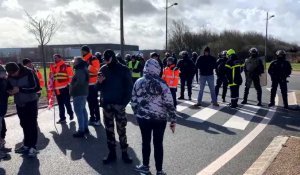 Blocage filtrant a Calais en marge de la manifestation contre la réforme des retraites 