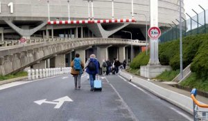 L'aéroport Roissy-Charles de Gaulle bloqué, des voyageurs contraints de s'y rendre à pied