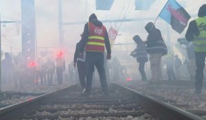 Retraites: des manifestants envahissent les voies de la Gare de Lyon à Paris