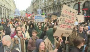 Retraites: des milliers de manifestants opposés à la réforme défilent à Lille