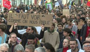 Retraites : des milliers de manifestants se dirigent vers place de la République à Paris