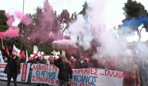 Retraites: Manifestation devant l'ambassade de France à Athènes
