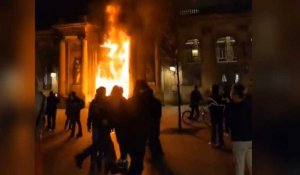 Bordeaux. La porte de la mairie incendiée en marge de la manif contre la réforme des retraites