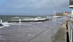 À Wimereux, de belles grosses vagues sur la digue