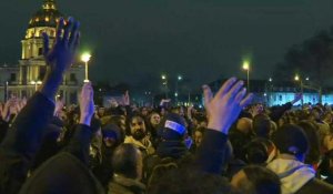 Retraites: réactions de jeunes manifestants à Paris après le rejet des motions