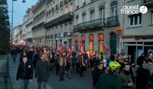 VIDÉO. Une manifestation aux flambeaux dans Rennes contre la réforme des retraites 