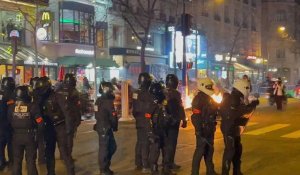 Retraites: des manifestations spontanées dans Paris après l'adoption de la réforme