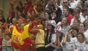 Les supporters espagnols célèbrent le sacre au Mondial féminin, les fans anglais déçus