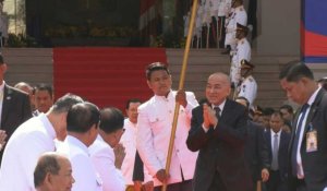 Cambodge: le roi pose avec les députés à l'ouverture de la session parlementaire