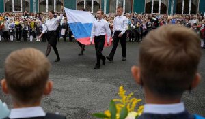 Rentrée scolaire en Russie : un manuel d'Histoire critiqué et une formation militaire au programme