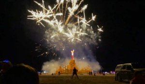 L'effigie du festival Burning Man brûlée lors d'une cérémonie en plein désert