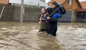 Évacuation des rues inondées après les fortes pluies qui ont frappé le centre du Chili