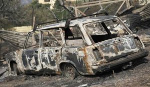 Grèce: des voitures et maisons détruits dans la banlieue d'Athènes