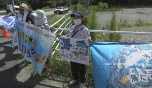 Petite manifestation près de la centrale de Fukushima avant le début du rejet de l'eau