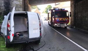 Une Renault Kangoo percute une arche du pont du capitaine à Avesnes-sur-Helpe